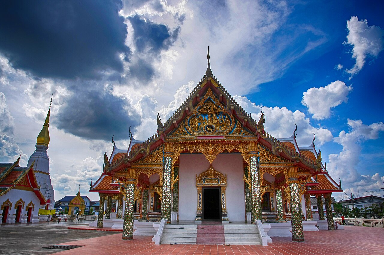 บริเวณวัดพระธาตุเชิงชุมวรวิหาร (ภาพปี 2555)