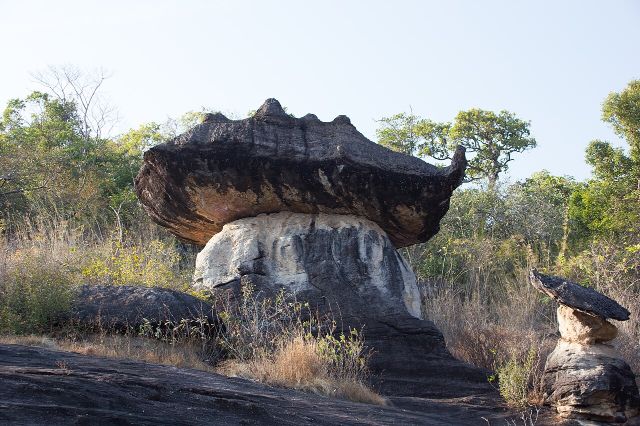 กลุ่มหินทรายในอุทยานแห่งชาติภูผาเทิบ (ภาพปี 2560)