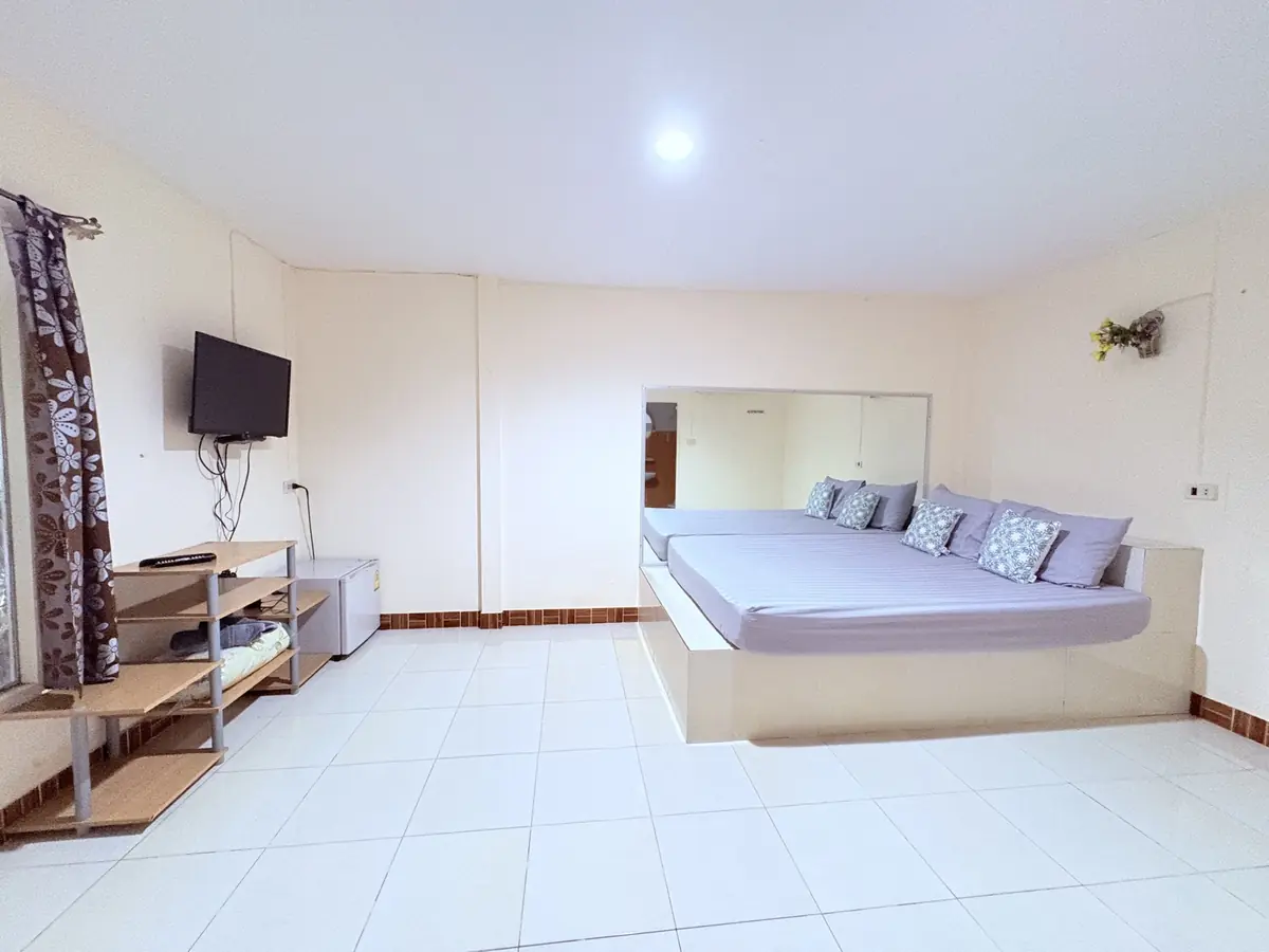 ห้องนอนบ้านพักแยกหลัง (ห้อง 400–450 บาท)