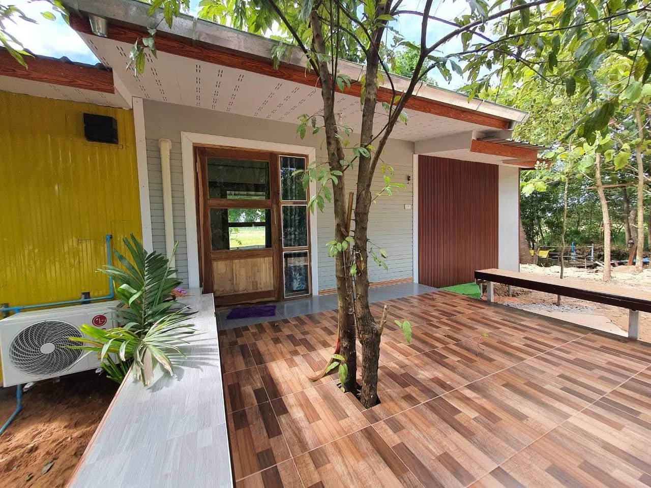 ภาพจริงภายนอกบ้านพัก 10 · มีระเบียงด้านหน้า